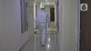 dr Rahmadi Iwan Guntoro, Sp.P memakai alat pelindung diri (APD) tingkat 3 menuju ruang rawat pasien di Rumah Sakit Haji, Jakarta, Kamis (9/4/2020). APD ini dikhususkan untuk ruang prosedur dan tindakan operasi pada pasien dengan kecurigaan atau terkonfirmasi COVID-19. (Liputan6.com/Herman Zakharia)