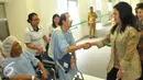 Menko PMK Puan Maharani berjabat tangan dengan pasien usai meresmikan Paviliun Tower B Tanggerang, Selasa (1/12). Paviliun B ini khusus melayani program kesehatan daerah, Multiguna serta BPJS. (Liputan6.com/Faisal R Syam)