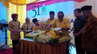 Ketua Umum Partai Golkar Aburizal Bakrie merayakan HUT ke-51 Golkar bersama warga dan anak yatim di Kampung Pulo. (Liputan6.com/Nafiysul Qodar)