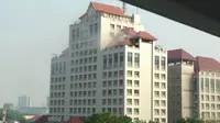 Api menyambar kantor Walikota Jakarta Selatan di Jalan Prapanca Raya, Kebayoran Baru, Jumat (9/10/2015).