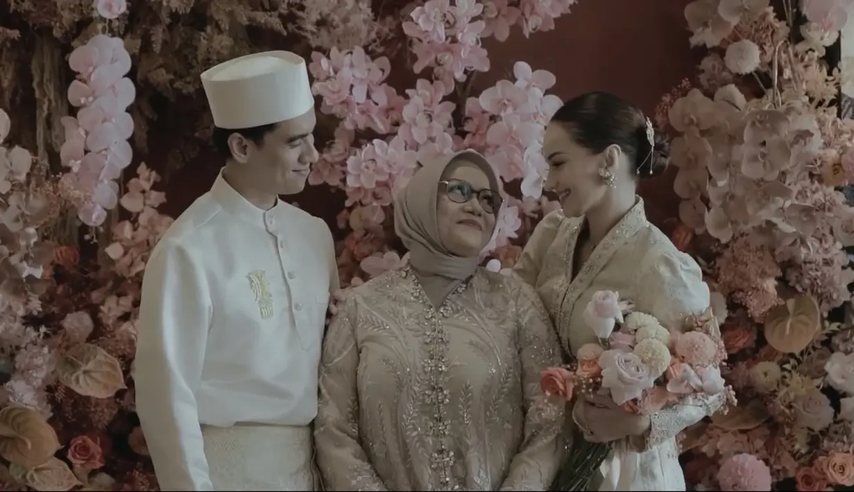 Untuk tampil cantik di hari lamaran, Enzy ternyata telah menyiapkan sejak jauh-jauh hari. Bahkan, menurut yang dipercaya merancang, @fadlan_indonesia persiapannya hampir setahun lalu. [Instagram/enzystoria]