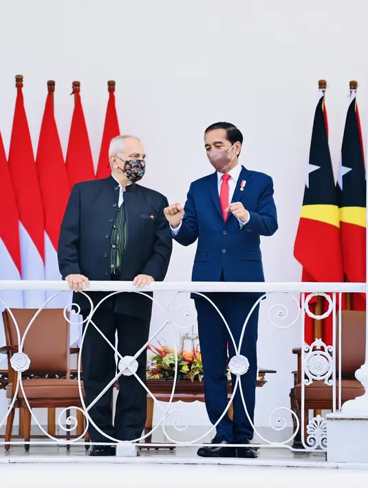 Presiden Joko Widodo atau Jokowi (kanan) berbincang dengan Presiden Timor Leste Jose Ramos Horta saat menerima kunjungan kenegaraan di Istana Kepresidenan Bogor, Jawa Barat, Selasa (19/7/2022). Jokowi dan Ramos Horta menuju beranda Istana untuk melakukan pembicaraan atau veranda talk. (Foto: Laily Rachev - Biro Pers Sekretariat Presiden)