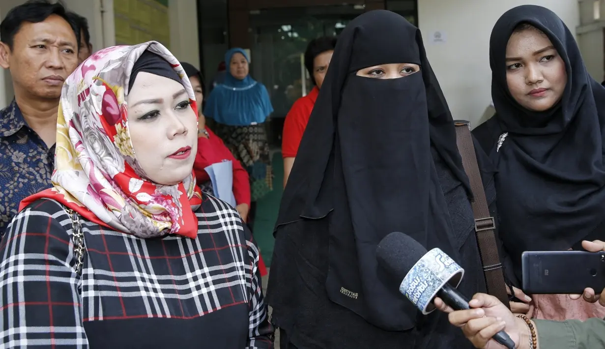 Sidang yang diajukan Dian sejak Februari silam itu akhirnya berlanjut ke agenda selanjutnya. Pada sidang mediasi kali ini, keduanya sepakat untuk mengakhiri rumah tangganya. (Adrian Putra/Bintang.com)