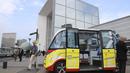 Meski tanpa sopir, bus mampu memberi peringatan kepada kendaraan lain dan penyeberang jalan, Paris, Prancis, Senin (3/7). (AFP Photo/Jacques Demarthon)