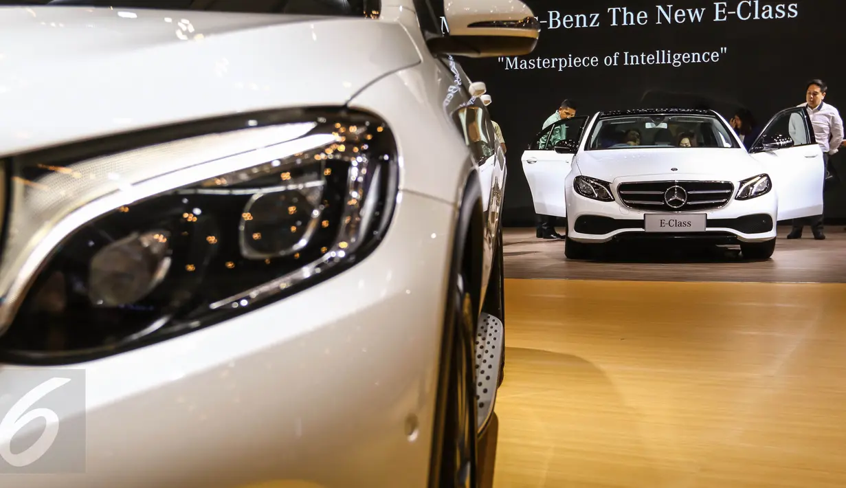 Pengunjung mencoba mobil Mercedez Benz All New E Class  saat peluncuran tujuh mobil terbaru Mercedes Benz di Gaikindo Indonesia International Auto Show (GIIAS) ICE BSD, Tangsel, Kamis (11/8). (Liputan6.com/Fery Pradolo)
