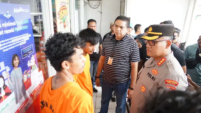 Polisi mengamankan dua orang spesialis perampok minimarket di Kabupaten Bekasi, Jawa Barat, Senin 5 Desember 2022.