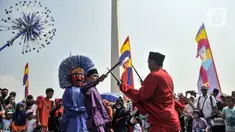 Warga menyaksikan penampilan kesenian palang pintu pada gelaran Lebaran Betawi di kawasan Monumen Nasional (Monas), Jakarta, Minggu (21/5/2023). (merdeka.com/Iqbal S. Nugroho)