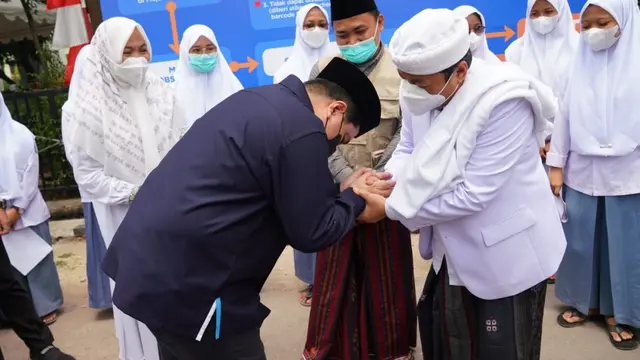 Menteri BUMN Erick Thohir saat meninjau pelaksanaan vaksinasi di Pondok Pesantren KHAS Kempek Cirebon, Jawa Barat, Minggu (29/8/2021).