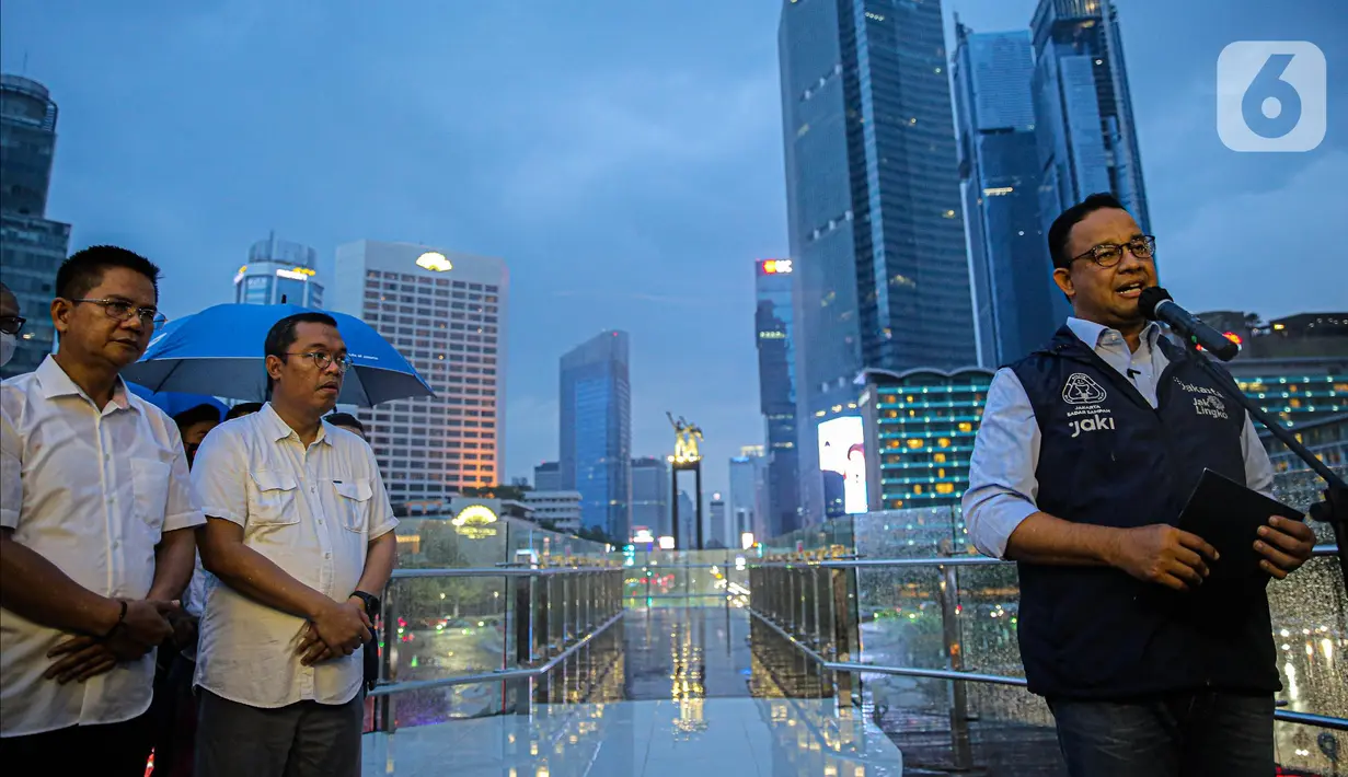 Gubernur DKI Jakarta Anies Baswedan memberikan keterangan saat meresmikan Halte TransJakarta Bundaran HI, Jakarta, Sabtu (15/10/2022). Anies menyebut Halte Bundaran HI adalah tempat perpindahan antarpenumpang dengan banyak rute. Halte ini juga akan didesain terintegrasi dengan Stasiun MRT Bundaran HI. (Liputan6.com/Faizal Fanani)