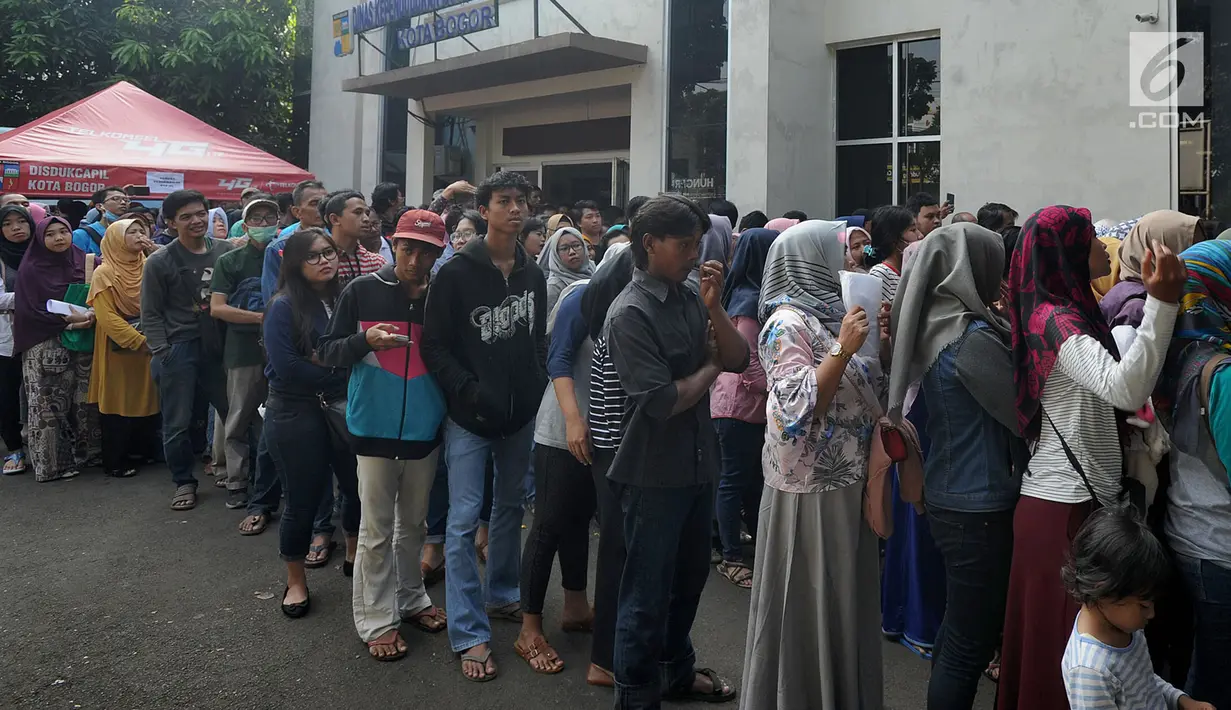 Warga mengantre untuk mengajukan permohonan pencetakan E-KTP di Kantor Disdukcapil Kota Bogor, Jawa Barat (6/6). Antrean ini membludak karena disebabkan pelayanan yang dibatasi hanya 400 orang per hari. (Merdeka.com/Arie Basuki)