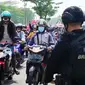 Warga Madura demo meminta pos penyekatan Suramadu dibubarkan. (Dian Kurniawan/Liputan6.com)