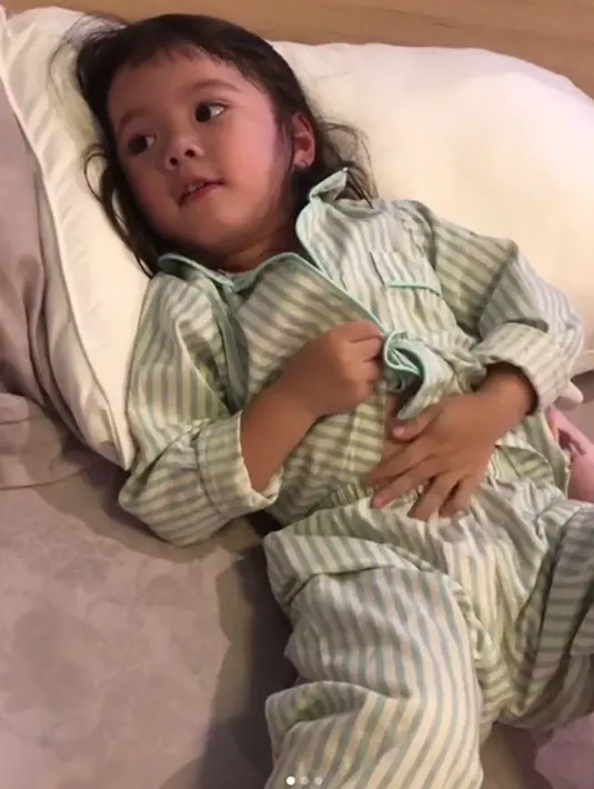 Sama halnya ketika Gempi yang kemudian diminta memegang bagian perutnya sendiri. Ia seakan kepanasan seperti memegang air mendidih. Melihat ekspresinya pun membuat orang tertawa geli melihatnya. (Instagram/gisel_la)