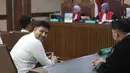 Sebagai informasi, Ammar Zoni beberapa kali terjerat kasus penyalahgunaan narkotika. Tampak dalam foto, terdakwa kasus peredaran narkotika di dalam Rumah Tahanan (Rutan) Salemba, Muhamad Ammar Akbar alias Ammar Zoni (kiri), saat mengikuti sidang pembacaan putusan di Pengadilan Negeri Jakarta Pusat, Kamis (23/4/2026).