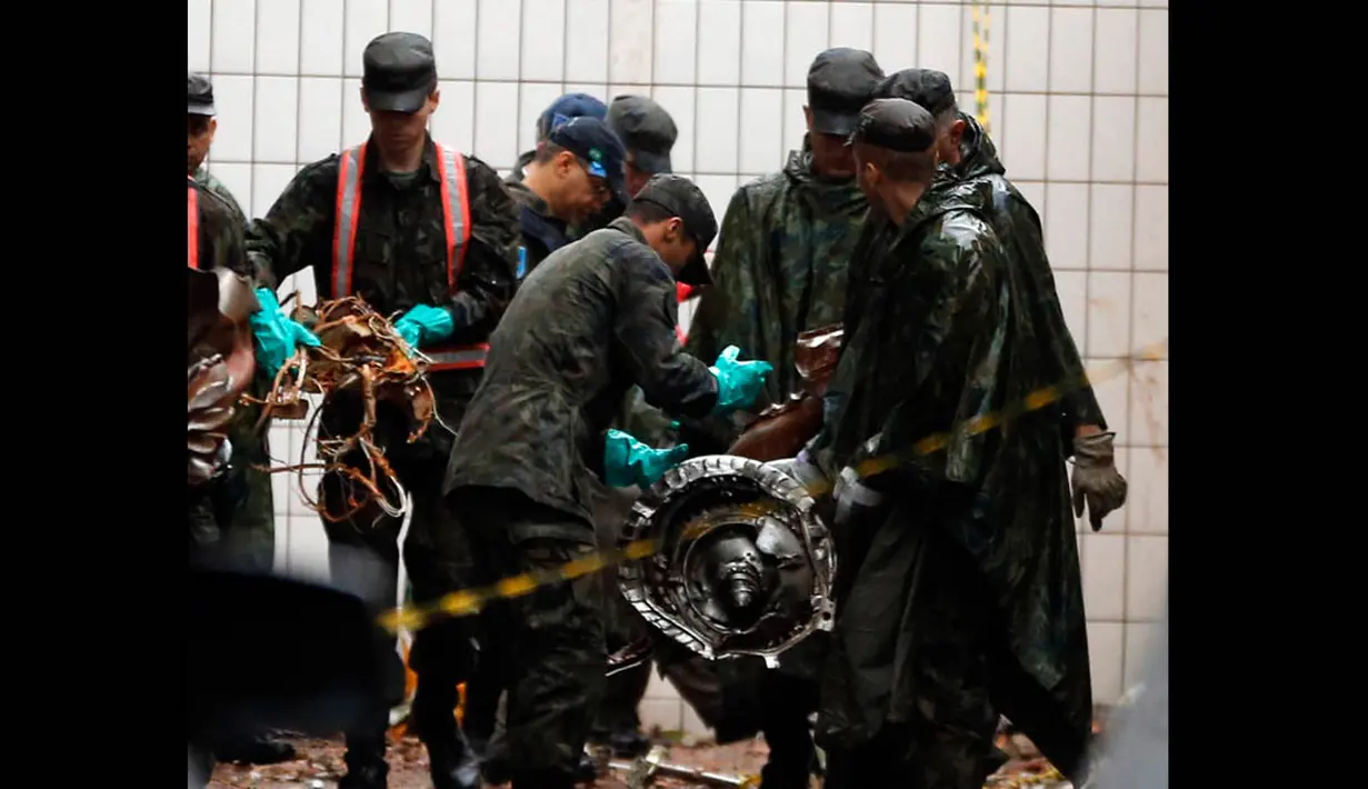 Dalam kecelakaan tersebut, Campos tewas bersama lima orang yang berada dalam pesawat itu, terdiri dari dua pilot, seorang tim kampanye, seorang fotografer, dan seorang videografer resmi kampanye, Brasil, Rabu (13/8/14). (REUTERS/Paulo Whitaker)