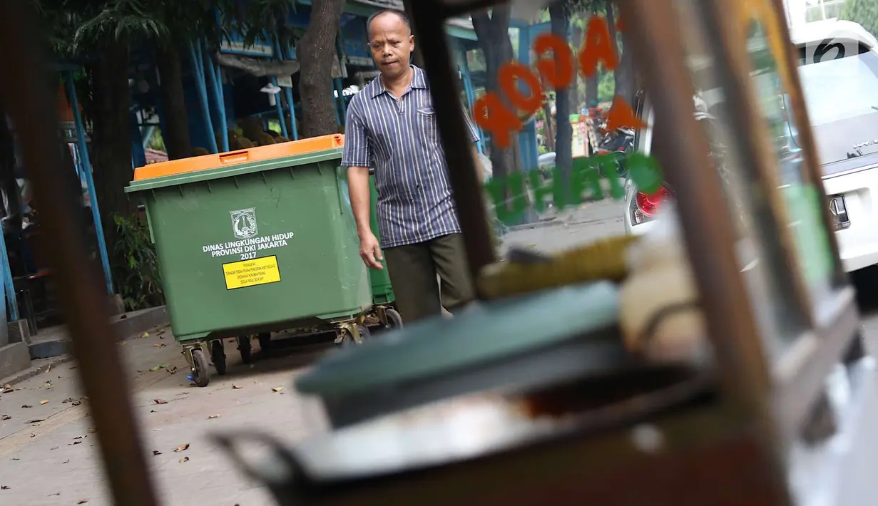 Warga melintas di depan tong sampah asal Jerman di kawasan Kalibata, Jakarta, Selasa (5/6). Pengadaan tong sampah dengan anggaran senilai Rp9,6 miliar ini bertujuan untuk menunjang truk sampah DKI yang sudah lebih modern. (Liputan6.com/Immanuel Antonius)