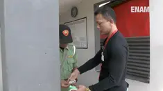 Polres Cimahi Jawa barat dan tim Saber Pungli melakukan OTT Pungli di Kabupaten Bandung Barat. Seorang anggota Linmas dan apart desa ditangkap karena kepergok melakukan Pungli.