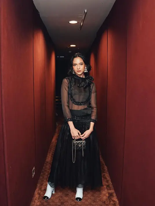 Paduan bra dan rok hitam sebagai inner bikin Putri Marino terlihat lebih edgy [@putrimarino]