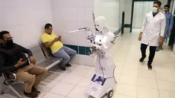 Robot Cira 03 terlihat di sebuah rumah sakit di Kota Tanta, Provinsi Gharbiya, Mesir, 3 Desember 2020. Penemu robot tersebut, Mahmoud el-Komy, merupakan seorang perekayasa mekatronika asal Mesir berusia 27 tahun. (Xinhua/Ahmed Gomaa)