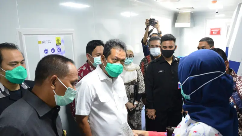 Wakil Menteri Pertahanan Sakti Wahyu Trenggono saat menyambangi  asilitas manufaktur Biosafety Level milik Pindad di Bekasi. (Dok: Kemenhan)