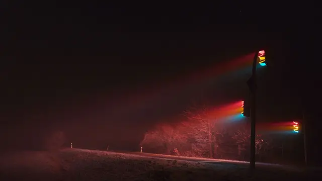 6 Foto Cahaya Lampu Lalu Lintas dalam Kabut Ini Dramatis, Hasilnya Bikin Kagum
