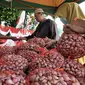 Petugas melayani warga yang membeli bawang merah dengan harga murah, Jakarta, Rabu (10/8/2016). Kementerian Pertanian menggelar kios pasar murah dengan menjual bawang merah dengan harga Rp 26.000/kg. (Liputan6.com/Yoppy Renato)