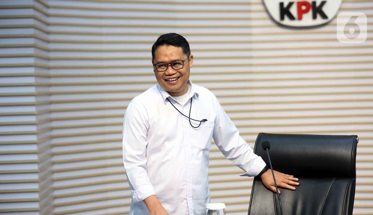 Tim penyidik juga mengamankan sejumlah catatan atau dokumen yang berkaitan dengan dugaan "patok harga" untuk posisi strategis di tingkat pemerintahan desa. Tampak dalam foto, Plt Deputi Penindakan dan Eksekusi Komisi Pemberantasan Korupsi (KPK), Asep Guntur Rahayu sesaat sebelum membacakan rilis penetapan tersangka sekaligus penahanan Bupati Pati Sudewo di Gedung Merah Putih Komisi Pemberantasan Korupsi (KPK), Jakarta, Selasa (20/1/2026). (Liputan6.com/Helmi Fithriansyah)