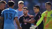 Lionel Messi #10 dari Inter Miami CF berdebat dengan Thiago Martins #13 dari New York City FC pada babak kedua di Stadion Yankee pada&nbsp;Minggu (22/9/2024)&nbsp;di New York City. (Vincent Carchietta /Getty Images via AFP)