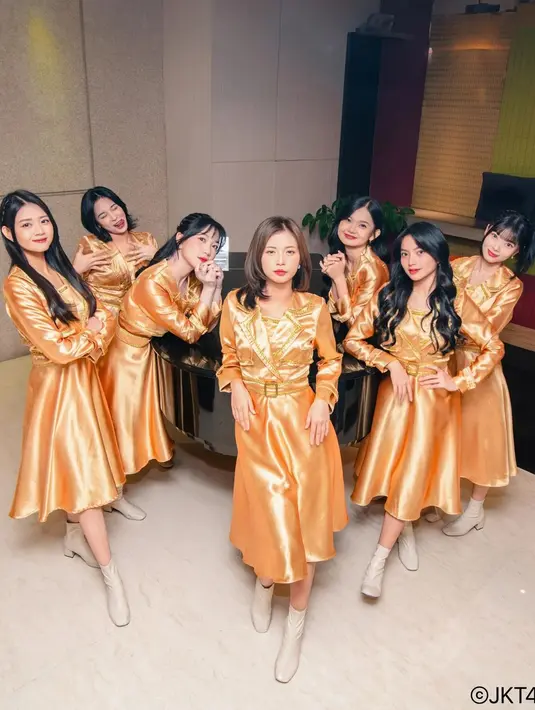 Kali ini, para member JKT48 tampil penuh pesona dengan dress emas. Midi dress ini memiliki detail atasan berkerah dan belt di bagian pinggang yang mempermanis penampilan mereka secara keseluruhan. [Foto: Instagram/jkt48]