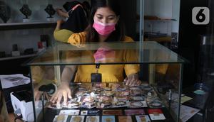 Pekerja merapikan emas di galeri 24 Pegadaian, Tangerang, Selasa (7/7/2020). Kenaikan harga emas Pegadaian khusus batangan 1 gram cetakan Antam di tengah lonjakan kasus virus corona menjaga permintaan untuk safe havenlogam mulia. (Liputan6.com/Angga Yuniar)