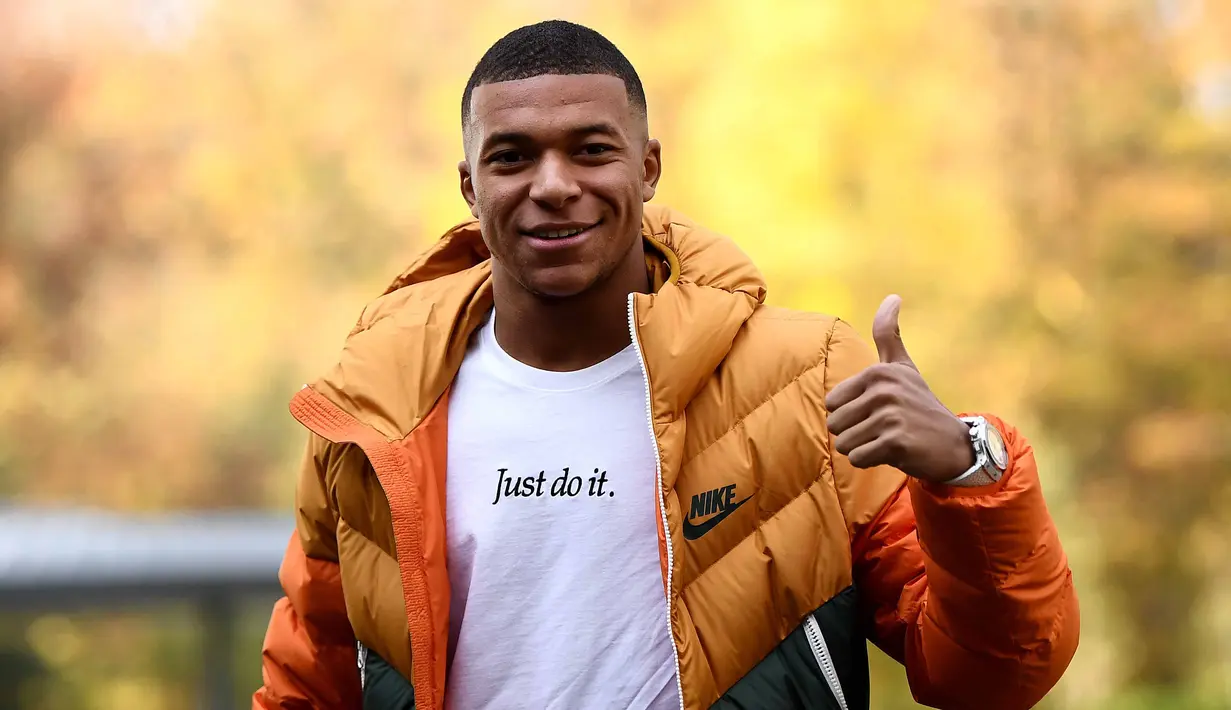 Striker Prancis, Kylian Mbappe, berpose saat tiba di lokasi latihan di Clairefontaine en Yvelines, Prancis, Selasa (12/11). Prancis akan berhadapan dengan Moladavia dan Albania di Kualifikasi Piala Eropa 2020. (AFP/Franck Fife)