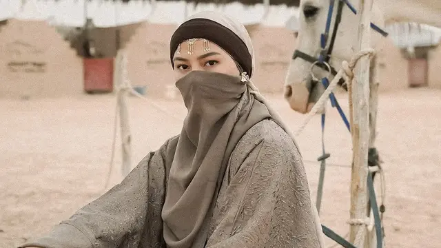 Potret Dara Arafah Berkuda dan Memanah di Gurun Pasir (credit: instagram/daraarafah)