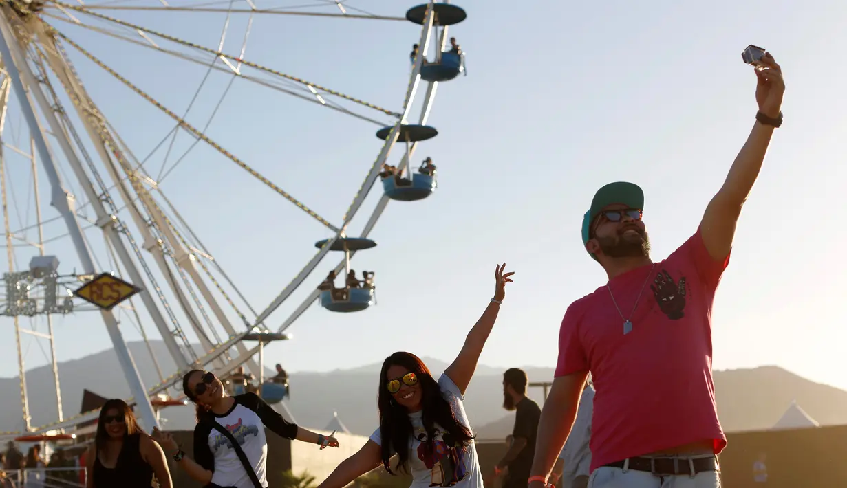 Penonton berfoto sebelum konser Desert Trip 2016 dimulai di Empire Polo Club, Indio, California, AS (8/10). Konser ini digelar selama tiga hari berturut-turut mulai dari tanggal 7 hingga 9 Oktober 2016. (REUTERS/Mario Anzuoni)