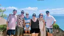 Intan Ayu berlibur ke pantai bersama teman-temannya. Gaya liburan Intan Ayu bersama rekan-rekan ini berhasil bikin terpesona warganet. Warganet banyak menyukai foto Intan Ayu ini ketika liburan di pantai. (Liputan6.com/IG/tanayudjanuismadi)