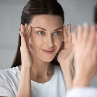 Ilustrasi menepuk wajah sebagai langkah pijat wajah/copyright shutterstock/fizkes