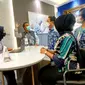 Direktur Utama Mandiri Inhealth Budi Tampubolon (kedua kiri) berbincang dengan Presiden Direktur EMC Healthcare Jusup Halimi dan Direktur RS EMC Tangerang dr Clara Pelita di Lounge khusus Peserta Mandiri Inhealth Rumah Sakit EMC Tangerang, (24/08/2022). (Liputan6.com/HO)