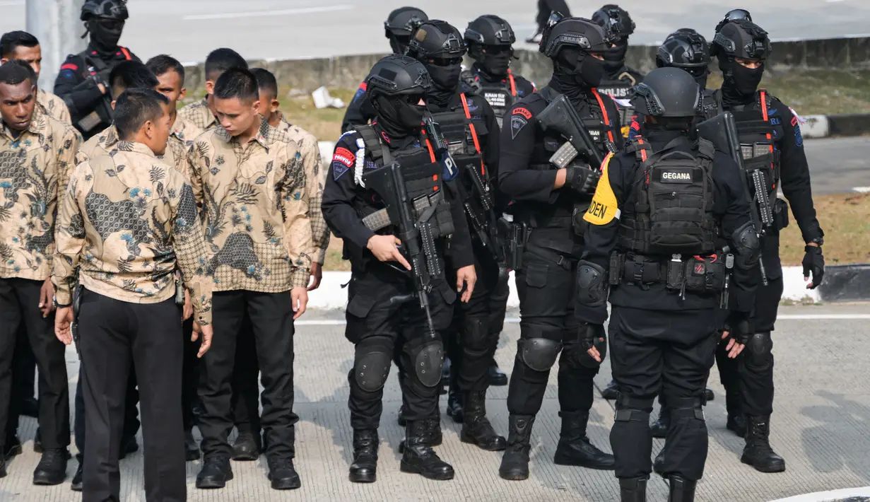 Sebanyak 270 personil Polri diterjunkan untuk mengamankan kedatangan Paus Fransiskus saat tiba di Tanah Air melalui Bandara Soekarno-Hatta. (BAY ISMOYO / AFP)