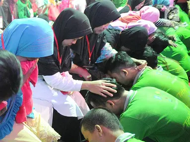 Suasana saat ritual membasuh kaki ibu di Lembaga Pembinaan Khusus Anak (LPKA) Kelas 1 Tangerang, Banten (17/4). Kegiatan ini untuk memfasilitasi bakti sang anak kepada ibunya. (Merdeka.com/Arie Basuki)