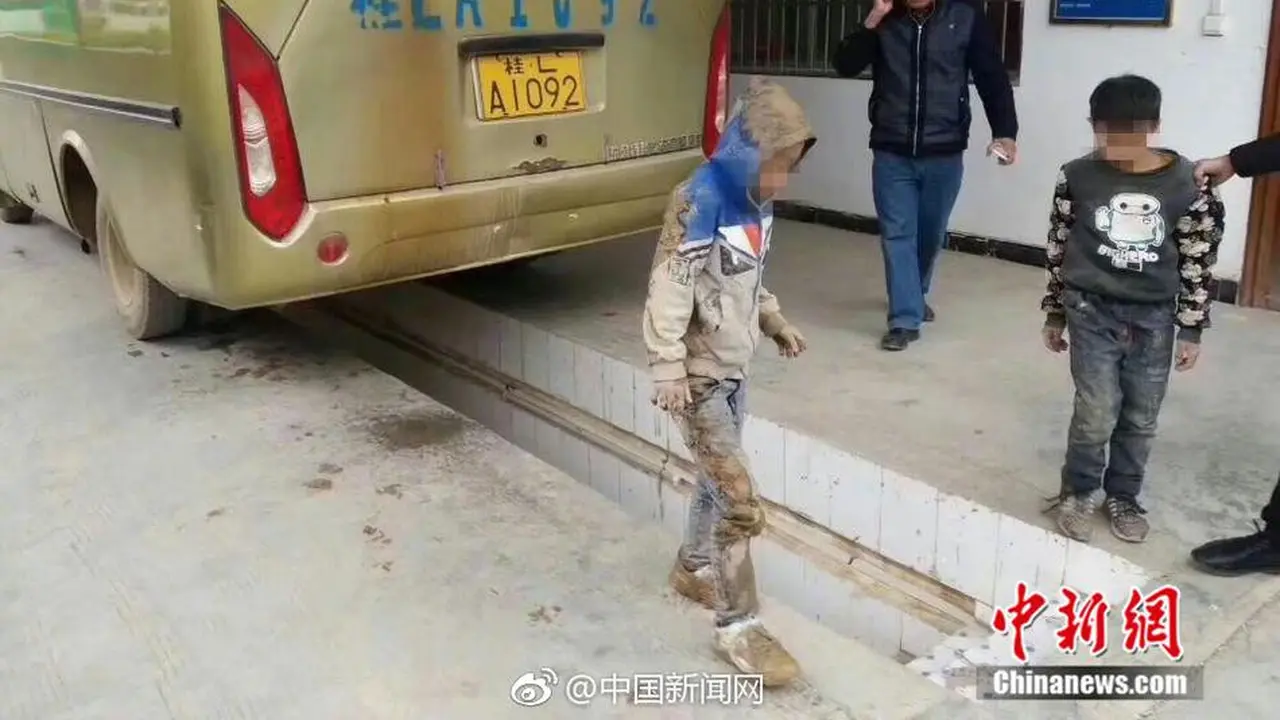 Kangen Orangtua, Kakak Adik Ini Nekat Menggantung di Bawah Bus