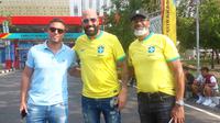 Ayah Kaua Elias, Elias (kanan), hadir langsung di Stadion Manahan, Solo, untuk menyaksikan laga Ekuador Vs Brasil pada babak 16 besar Piala Dunia U-17 2023, Senin (20/11/2023) sore WIB. (Bola.com/Ana Dewi)