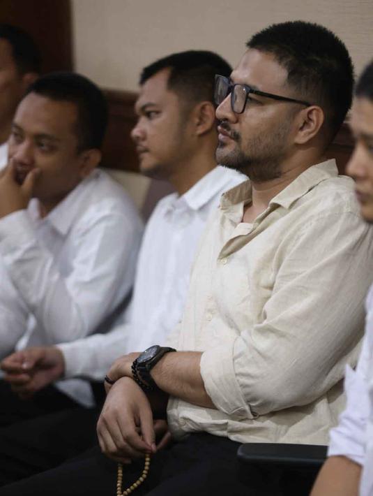 Sebelumnya, Ammar Zoni didakwa terlibat dalam jaringan peredaran narkotika jenis sabu yang dilakukan di dalam Rumah Tahanan (Rutan) Salemba. Tampak dalam foto, terdakwa dugaan peredaran narkotika di Rumah Tahanan (rutan) Salemba, Muhammad Ammar Akbar alias Ammar Zoni saat mengikuti sidang lanjutan kasusnya di Pengadilan Negeri (PN) Jakarta Pusat, Kamis (15/1/2025). (KapanLagi.com/Budy Santoso)