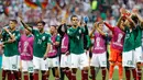Pemain Mexico, Rafael Marquez (tengah) dan rekan-rekannya merayakan kemenangan usai pertandingan Grup F antara Jerman dan Meksiko di Piala Dunia 2018 di Stadion Luzhniki, Moskow, Rusia, Minggu (17/6). (AP Photo/Antonio Calanni)