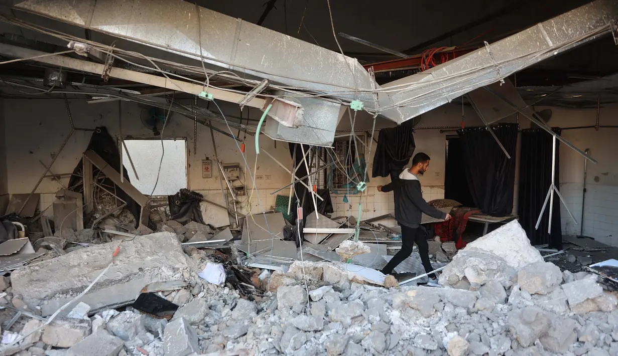 Badan pertahanan sipil Gaza mengatakan bahwa serangan udara Israel meluluhlantakkan beberapa bagian Rumah Sakit Al-Ahli. (Omar AL-QATTAA/AFP)