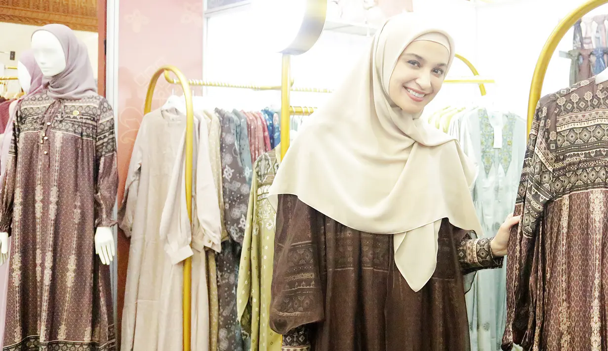 Shireen mengatakan berbagai busana yang tampil di IFW 2023 sangat bagus dan khususnya busana muslim. Outfit yang dikenakan Shirern kali ini juga menggunakan salah satu busana yang tampil di hari ke-2 perhelatan IFW.[Foto: Bambang E Ros/Fimela.com]