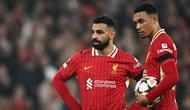 Pemain Liverpool, Mohamed Salah (kiri) berbincang dengan rekannya, Trent Alexander-Arnold saat laga lanjutan Liga Inggris 2024/2025 melawan Aston Villa yang berlangsung di Anfield, Liverpool, Inggris, Minggu (10/11/2024) WIB. (AFP/Paul Ellis)