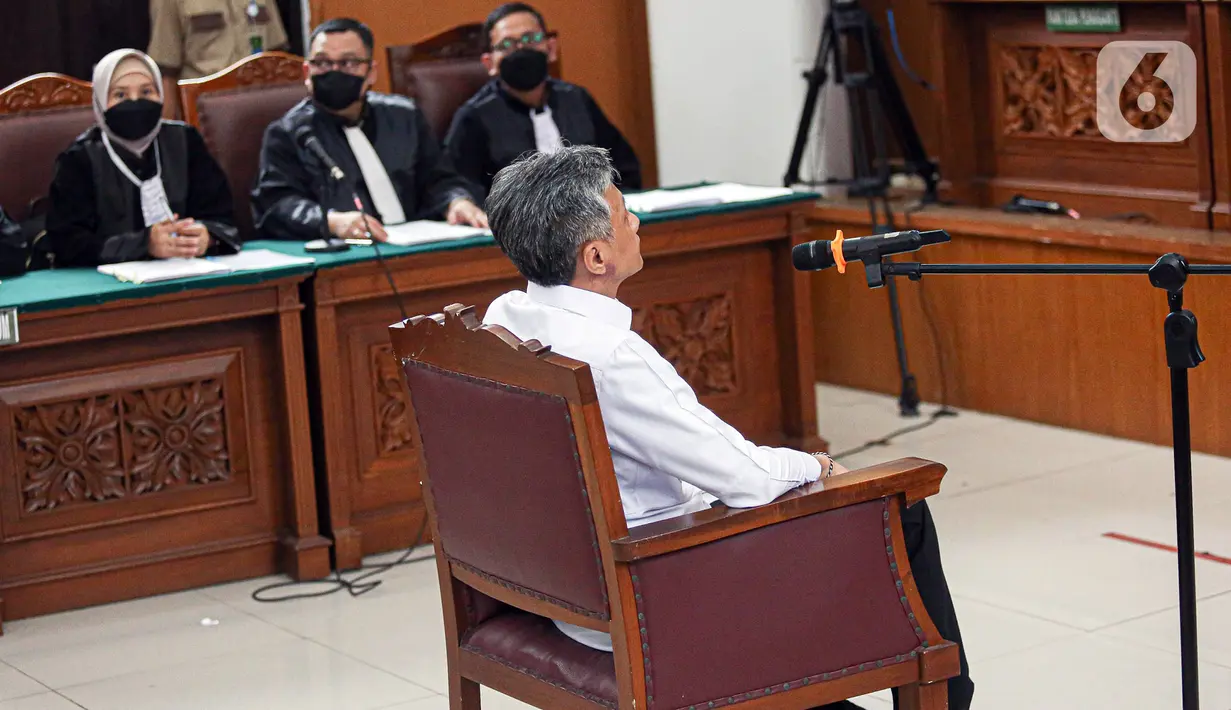 Mantan Kepala Biro Pengamanan Internal (Karo Paminal) Divisi Profesi dan Pengamanan (Propam) Polri Brigjen Hendra Kurniawan menjalani sidang perdana di Pengadilan Negeri Jakarta, Rabu (19/10/2022). Hendra menjalani sidang dengan agenda pembacaan surat dakwaan kasus obstruction of justice atau perintangan proses penyidikan terkait perkara dugaan pembunuhan berencana terhadap Nofriansyah Yosua Hutabarat atau Brigadir J. (Liputan6.com/Faizal Fanani)