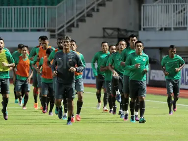 Timnas Indonesia, saat melakukan pemanasan jelang melawan Vietnam pada laga semi-final AFFcup 2016 di Stadion Pakansari, Bogor, (02/12/2016).  (Bola.com/Nicklas Hanoatubun)