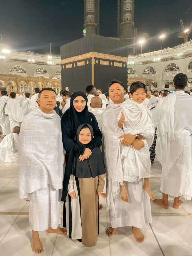 Tampil Kompak Bersama Anak, Ini 7 Potret Anang Hermansyah dan Ashanty di Depan Kabah