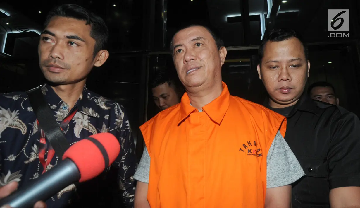 Pengusaha tim sukses Bupati Talaud, Benhur Lalenoh kenakan rompi tahanan usai menjalani pemeriksaan di Gedung KPK, Jakarta, Rabu (01/05/2019). Benhur terjaring OTT bersama Bupati Kepulauan Talaud, Sri Wahyumi Maria Manalip terkait dugaan suap proyek pembangan pasar. (merdeka.com/Dwi Narwoko)