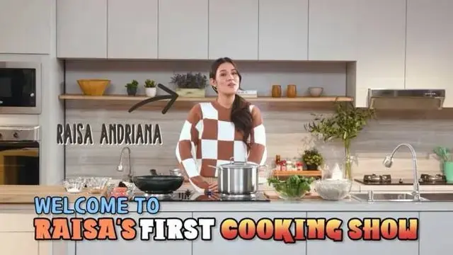 7 Potret Raisa saat Masak Ditemani Zalina Ini Curi Perhatian