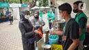 <p>Pengunjung mencoba kuliner di Festival Jajanan Bango (FJB), Senayan, Jakarta, Jumat (28/10/2022). Sebanyak 90 penjaja kuliner turut berpartisipasi dalam FJB yang digelar selama tiga hari, yakni 28-30 Oktober. (Liputan6.com/Angga Yuniar)</p>